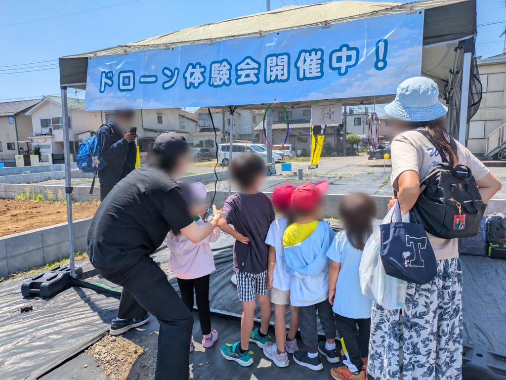 ドローン操縦体験に挑戦する子どもたち
